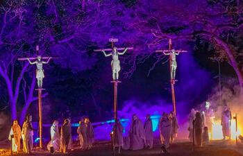 El Kurusu rape atrajo nuevamente a una multitud en estos días santos en la localidad de Villa Elisa. el jueves santo se vivió los milagros de Jesús y el vienes las 15 estaciones del Víacrucis del Señor.