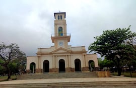 Fachada del templo de San Francisco de Asís de Atyrá. Dicen que refaccionaron, pero con las últimas lluvias, el edificio presentó goteras.