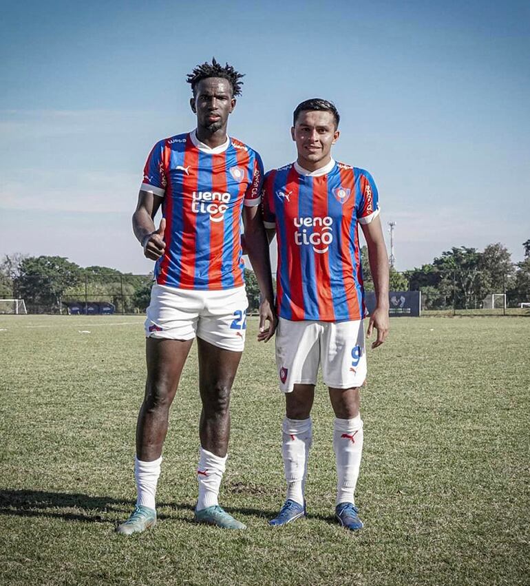 Héctor Damián Bobadilla (derecha, 23 años), será prestado por Cerro Porteño a la filial del Sevilla de España. Lo acompaña en esta gráfica Adama Traore.