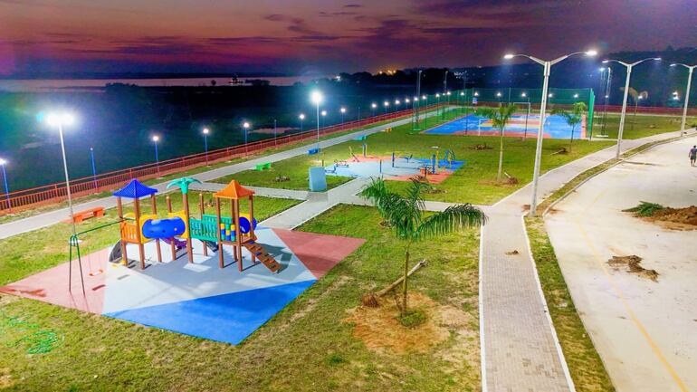 El paseo costero de San Antonio cuenta con parque infantil, equipo de gimnasia, pista, camineros y anfiteatro.