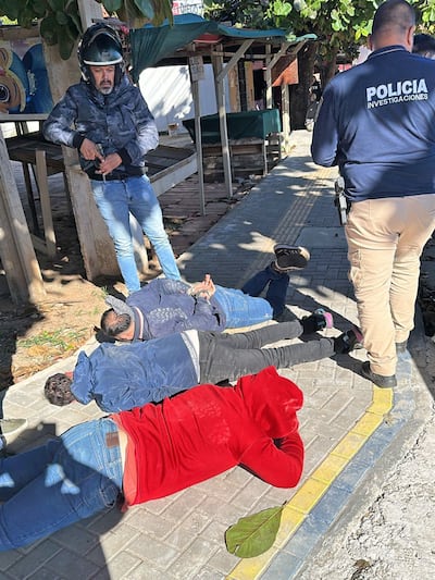 Policías de Investigaciones de Asunción reducen en Luque a los supuestos miembros del Tren de Aragua, Diego David Ferreira Barrios (paraguayo), Jorge David Centurión (paraguayo) y Wilkeison Gabriel Acurero Ochoa (venezolano).