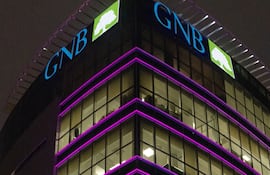 Banco GNB se ilumina este mes con el color rosa.