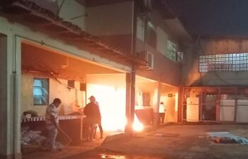 El incendio fue controlado a tiempo por los familiares de los pacientes y funcionarios del hospital.