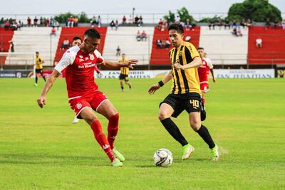 El aurinegro Alberto Contrera intentar escapar de la marca del defensor Manuel Romero. APF