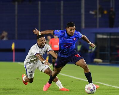 El defensor de Cerro Porteño, Diego León escapa con velocidad y balón dominado del volante danzarín Cristian Amarilla. El lateral del Ciclón volvió a ser importante.