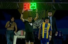 El joven zaguero central, Oliver López recibe las palabras de aliento del entrenador Hernán Rodrigo López y de los demás integrantes de la banca de suplentes del Sportivo Luqueño.