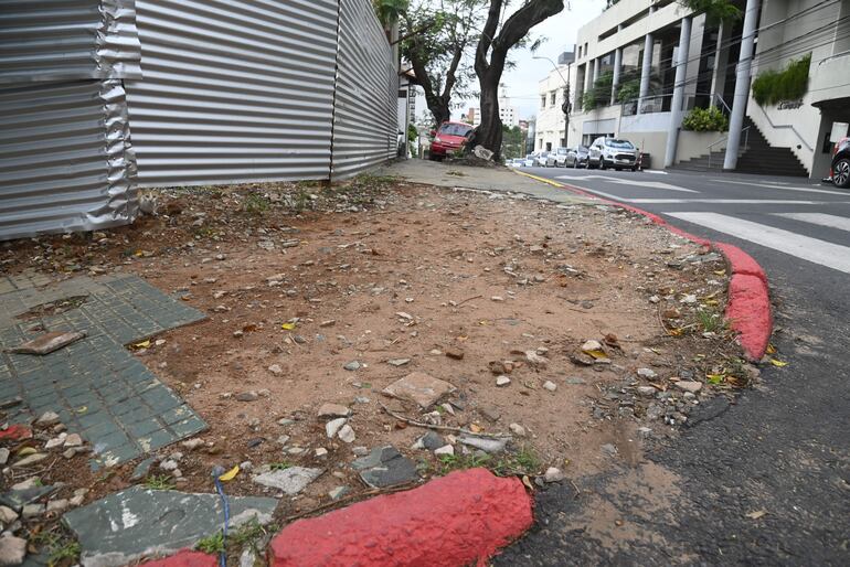 Trozos de cordones en Mcal. Estigarribia y Eligio Ayala fueron pintados para el estacinonamiento tarifado.