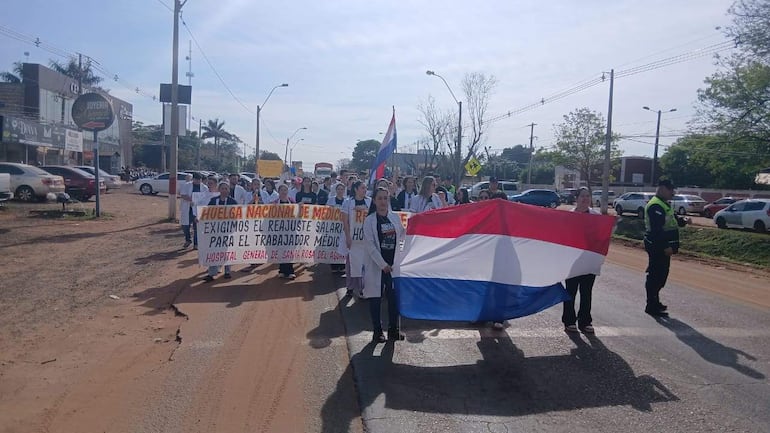 Continúa la huelga de trabajadores de blanco del Ministerio de Salud Pública en el departamento de San Pedro, con movilizaciones