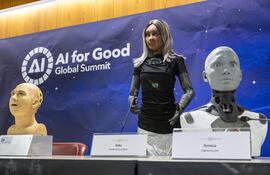 La robot femenina Mika, Ameca, uno de los robots humanoides más realistas del mundo, durante la primera conferencia de prensa del mundo con un panel de robots sociales humanoides habilitados para IA como parte de la Unión Internacional de Telecomunicaciones (UIT) Cumbre mundial AI for Good en Ginebra, Suiza.