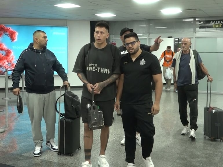 El arquero uruguayo Sebastián Lentinelly (c) durante la llegada al Aeropuerto Internacional Silvio Pettirossi para oficializar el traspaso a Olimpia.