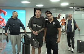El arquero uruguayo Sebastián Lentinelly (c) durante la llegada al Aeropuerto Internacional Silvio Pettirossi para oficializar el traspaso a Olimpia.