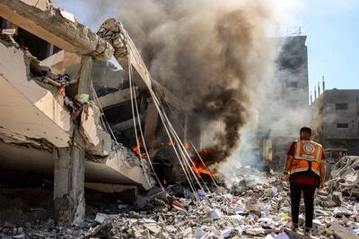 Un rescatista observa las llamas en el sitio de un bombardeo israeí en la Ciudad de Gaza, el pasado 3 de septiembre.