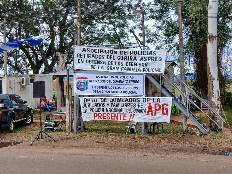 Movilización de docentes y policías jubilados en Guairá.