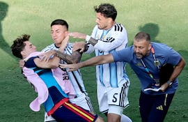 Leandro Paredes (5), futbolista de Argentina, durante el enfrentamiento contra jugadores de España en el final del partido del Mundial 2026.