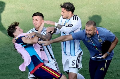 Leandro Paredes (5), futbolista de Argentina, durante el enfrentamiento contra jugadores de España en el final del partido del Mundial 2026.