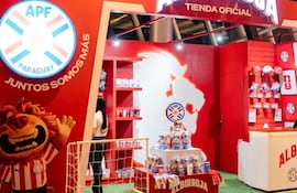 La tienda oficial de la Albirroja en la pasarela del Mariscal.