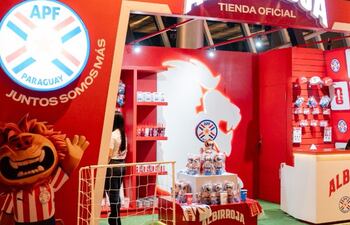 La tienda oficial de la Albirroja en la pasarela del Mariscal.