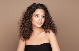 Mujer con cabello rizado.