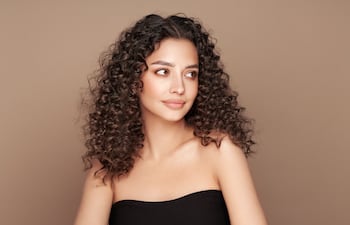 Mujer con cabello rizado.