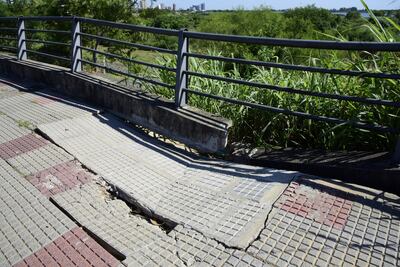 Hundimiento en la costanera norte, sobre el cauce Perú. Autoridades prometieron reparación desde el MOPC.