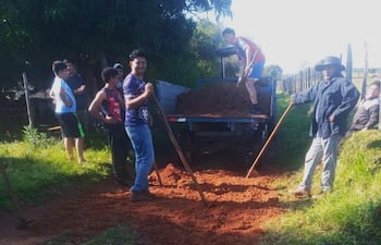 Con azadas, palas y un gran esfuerzo comunitario, los vecinos de Quyquyhó salieron a reparar un tramo crítico del camino rural.