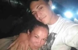 Blas Ramón Serafini Báez (d) y su pareja, Ana Liz Rocío Villalba (i), a quien presuntamente asesinó en julio del 2025, junto con su hija de 12 años y su madre de 8 años, en Capiatá.