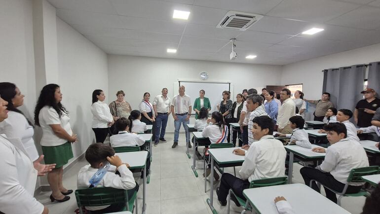 Las autoridades y los alumnos del Colegio Nacional Juana María de Lara en el interior de una de las aulas refaccionadas.