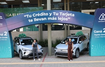 Las dos ganadoras de las camionetas Toyota Corolla Cross Híbridas 0km, que fueron sorteadas por la Cooperativa Universitaria.