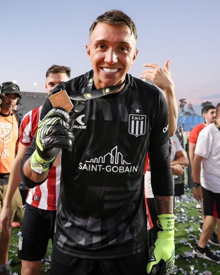 Muslera retorna a la Celeste con 39 años para los amistosos frente a Inglaterra y Argelia