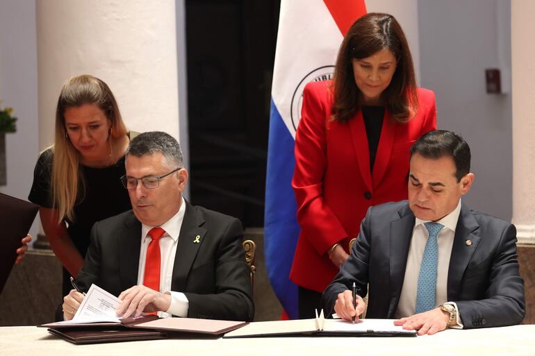El ministro de Relaciones Exteriores de Israel, Gideon Saar (i), firma un documento junto al canciller de Paraguay, Ruben Ramírez (d), en la Cancillería de Paraguay este lunes, en Asunción (Paraguay).

