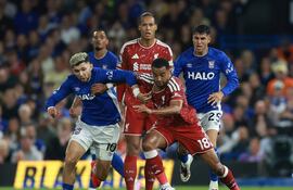 El delantero paraguayo Julio Enciso, del Ipswich Town (izq.), y Cody Gakpo, neerlandés del Liverpool (der.), en acción durante el partido de la Premier League inglesa entre el Ipswich Town y el Liverpool FC, en Ipswich, Gran Bretaña.