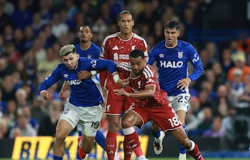 El delantero paraguayo Julio Enciso, del Ipswich Town (izq.), y Cody Gakpo, neerlandés del Liverpool (der.), en acción durante el partido de la Premier League inglesa entre el Ipswich Town y el Liverpool FC, en Ipswich, Gran Bretaña.