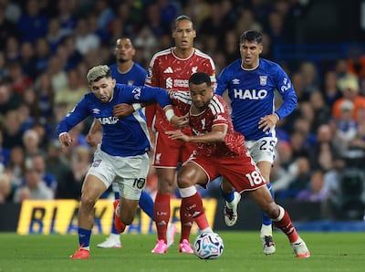 El delantero paraguayo Julio Enciso, del Ipswich Town (izq.), y Cody Gakpo, neerlandés del Liverpool (der.), en acción durante el partido de la Premier League inglesa entre el Ipswich Town y el Liverpool FC, en Ipswich, Gran Bretaña.