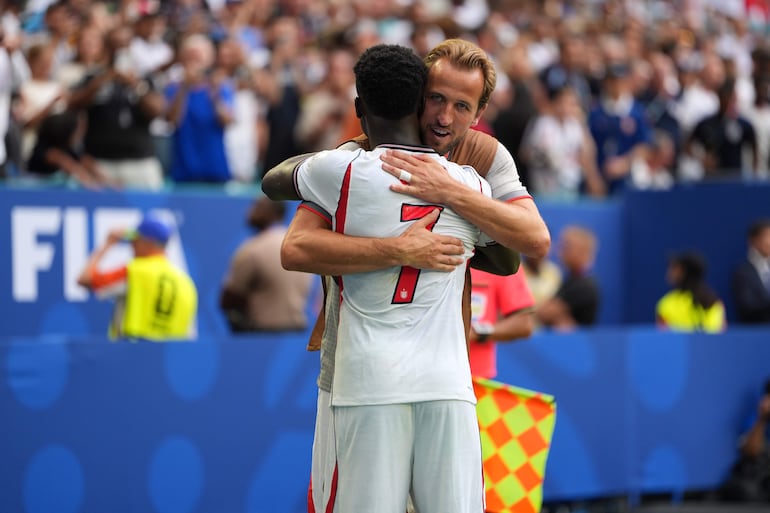 Bukayo Saka y Harry Kane (atrás) de Inglaterra celebran un gol este sábado, en un partido por el tercer lugar del Mundial de la FIFA 2026 entre Francia e Inglaterra en el estadio Hard Rock en Miami (Estados Unidos).