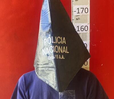 Efectivos policiales detuvieron a este hombre por ser sospechoso de un hurto agravado. En su poder encontraron todos los objetos denunciado como robados.