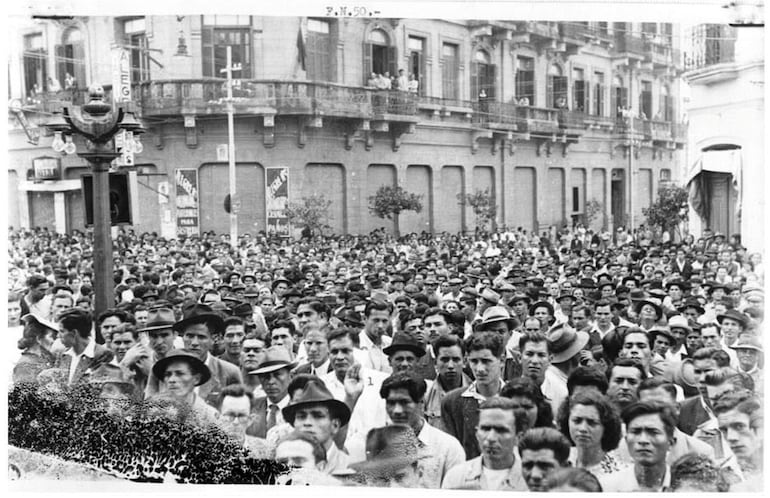 Concentración del Partido Comunista frente al Panteón de los Héroes a la llegada de Oscar Creydt en la Primavera Democrática