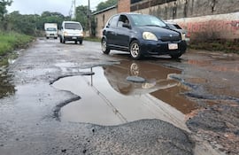Una de las arterias más afectadas es la calle Tomás Ozuna, donde el hundimiento del pavimento obliga a los conductores a circular en un solo carril.