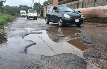 Una de las arterias más afectadas es la calle Tomás Ozuna, donde el hundimiento del pavimento obliga a los conductores a circular en un solo carril.