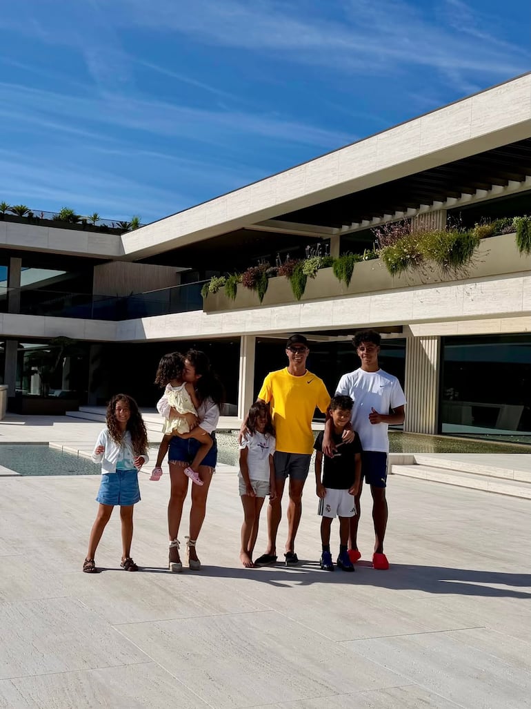 Cristiano Ronaldo y Georgina Rodríguez con sus hijos en su residencia de Portugal. (Instagram/Cristiano Ronaldo)
