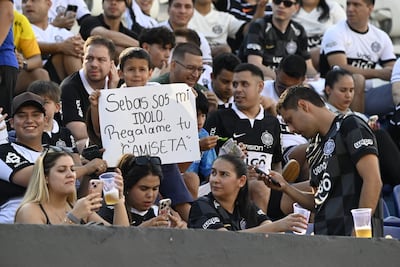 Los hinchas de Olimpia en la Preferencia del estadio Defensores del Chaco, en Asunción, Paraguay.