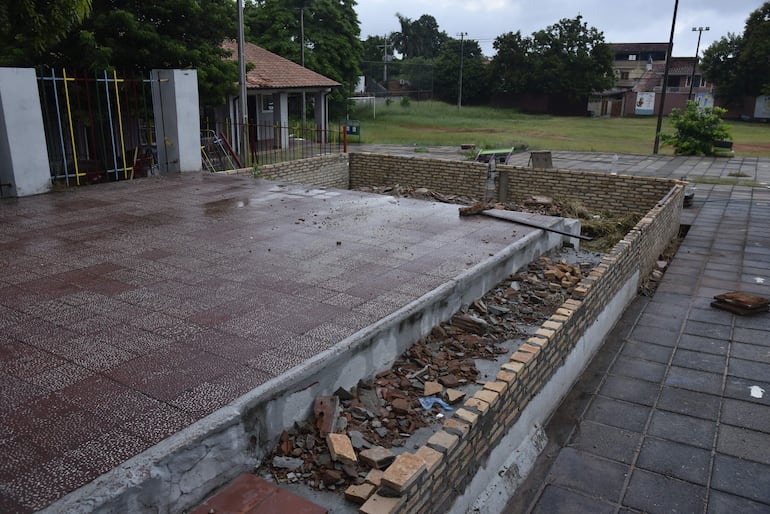 El escenario de la escuela también está siendo reparado.