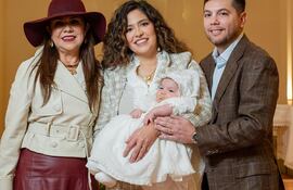 Evangelina, la nueva cristiana, con su abuela Celeste Amarilla y sus papis Juliana Boccia y José Fretes Bieber.
