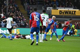 }Mohamed Salah anota con remate de zurda para el 1-1 parcial del Liverpool, que a los 91' logró el segundo tanto para vencer de visitante 2-1 al Crystal Palace.