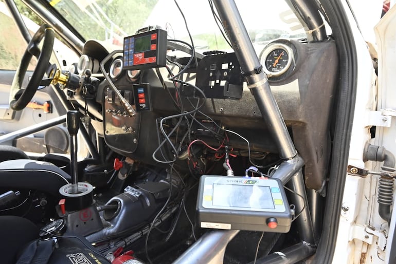 Los autos del Campeonato Nacional de Rally y las Camionetas realizan la instalación del GPS en la Terminal de Ómnibus de la ciudad de Mariscal Estigarribia, cabecera del Rally del Chaco 2026.