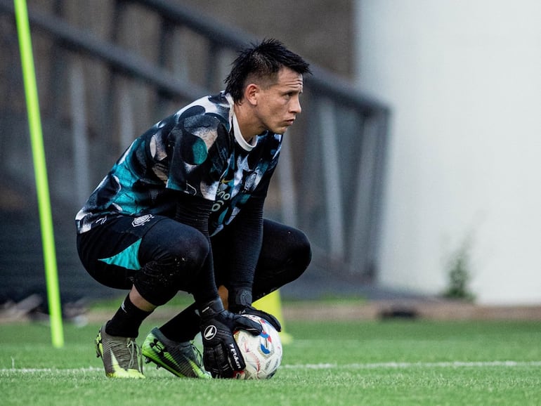 El uruguayo Sebastián Lentinelly, arquero de Olimpia.