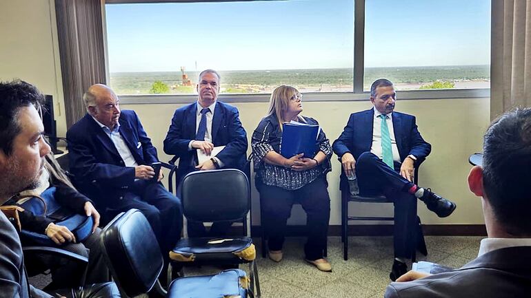  De izq. a der. abg. Óscar Tuma, el banquero Luis María Zubizarreta y los abogados Víctor Gulino, Amanda Silva y Roberto Améndola