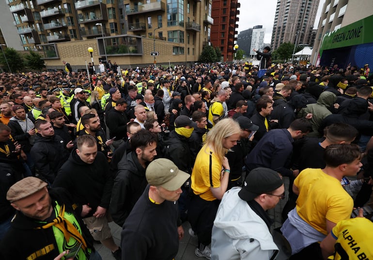 Los aficionados en los alrededores del estadio de Wembley antes de la final de la Champions League entre el Borussia Dortmund y el Real Madrid en Londres.