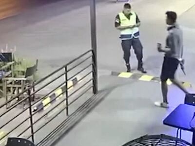 Video: Así fue como un policía fue intimidado por un asaltante en una estación de servicio en San Bernardino