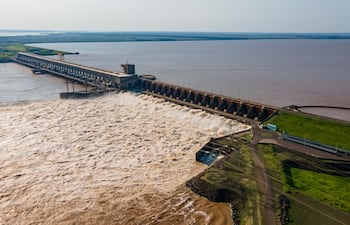 Yacyretá abre compuertas para atenuar efectos de aumento de caudal del Paraná