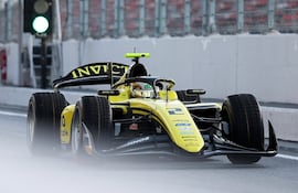 El monoplaza de la escudería Invicta Racing del piloto paraguayo Joshua Duerksen en los test de pretemporada en el Circuito de Barcelona, en Barcelona, España.